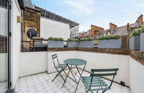 Royal Borough of Kensington and Chelsea Apartment | Elegant split level High St Ken Apt with Terrace