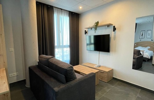 Parla Apartment | Elegant Studio with Digital Keyless Access 4.3