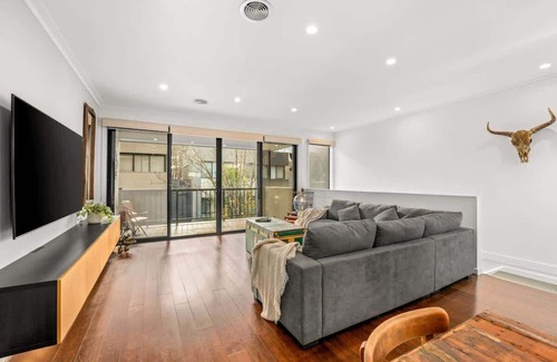 Coburg North House | Elegant Townhouse in Coburg North with parking