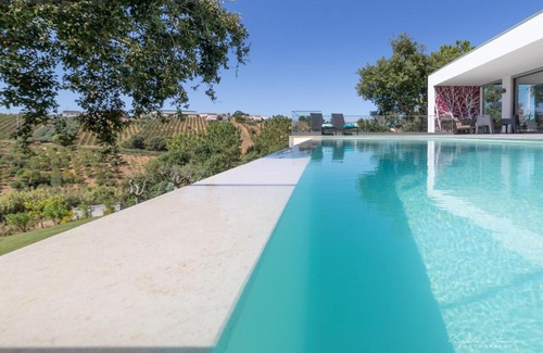 Usseira Villa | Elegant Villa with infinity pool & hot tub