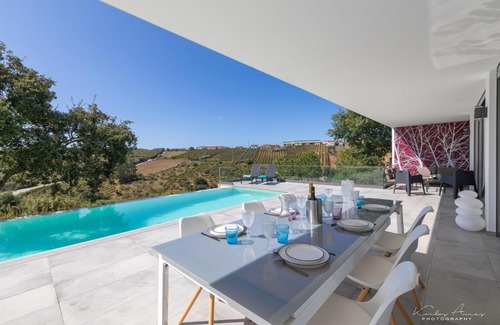 Usseira Villa | Elegant Villa with infinity pool & hot tub