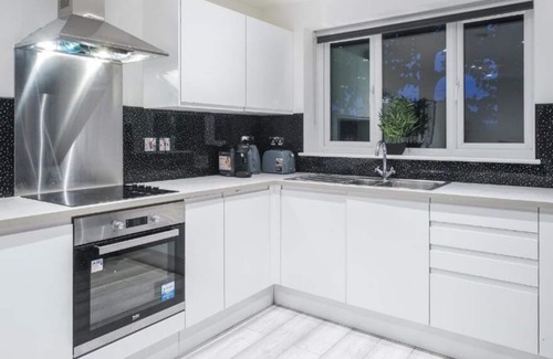 Southend-on-Sea Apartment | Elegant & Well-Lit 1BR City Centre Nr High St & Southend Beach by Luxiety Stays
