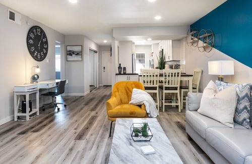 Thousand Oaks Apartment | Elegant/WFH/Fast Wi-Fi/2 Plush King beds