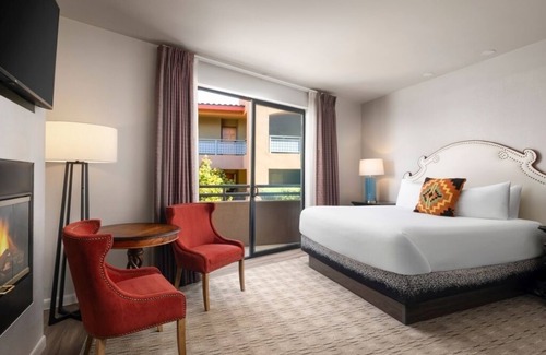 West Sedona Hotel | Elegantly Furnished Room Perfect for a Relaxing Getaway