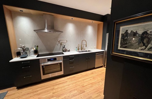Woodley Park House | Elegantly furnished 4-bedroom townhome with decks, in Woodley Park, Wash. DC