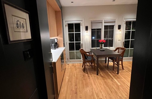 Woodley Park House | Elegantly furnished 4-bedroom townhome with decks, in Woodley Park, Wash. DC