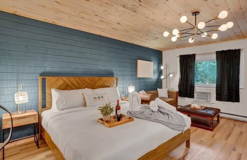 Canadensis Hotel | Elements Modern Charmer| Firepits | Pet-Friendly