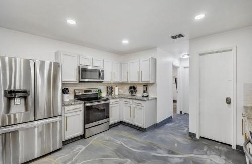 South Arlington House | Elite 5BR 3,5BA Holiday Home with Game Room, Hot Tub, & Sauna