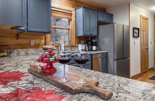 Wolf Laurel Cabin | ELK HAUS-Ski Hatley Pointe-Starlink-Hot Tub