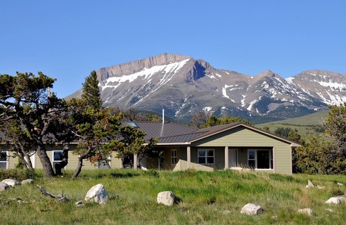 Choteau House | Elk Suite at Rocky Mountain Front - comfortable adventure - Harmony in paradise