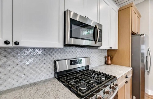 Carrollton House | Ella 1862- Charming 1862 home in historic downtown. Close to Adamson Square.