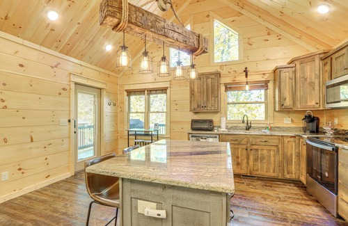 Ellijay Cabin | Ellijay Mountain Cabin w/Hot Tub & Spacious Deck