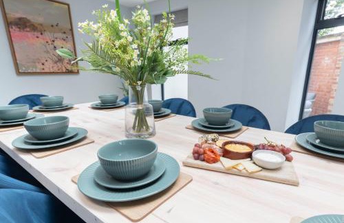 Cheltenham Apartment | Elliot Oliver - Comfortable Five Bedroom Town Centre House With Garden & Garage