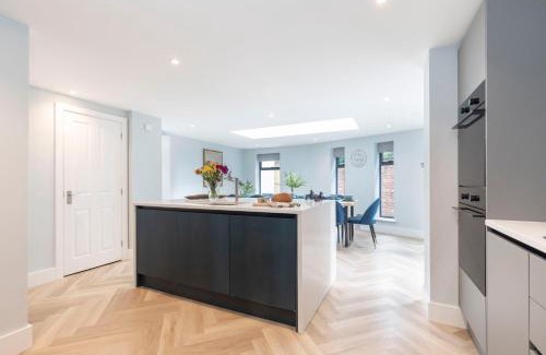 Cheltenham Apartment | Elliot Oliver - Comfortable Five Bedroom Town Centre House With Garden & Garage