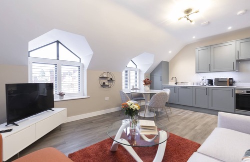 Gloucester Apartment | Elliot Oliver - Stylish Loft Style 2 Bedroom Apartment With Parking