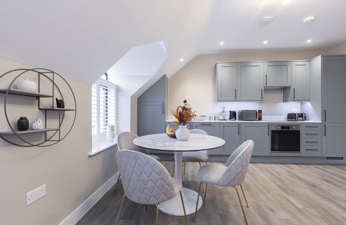 Gloucester Apartment | Elliot Oliver - Stylish Loft Style 2 Bedroom Apartment With Parking