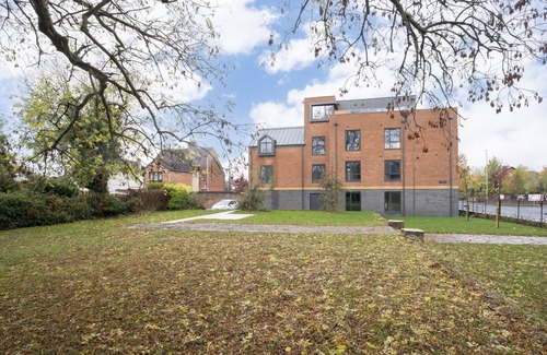 Gloucester Apartment | Elliot Oliver - Stylish Loft Style 2 Bedroom Apartment With Parking