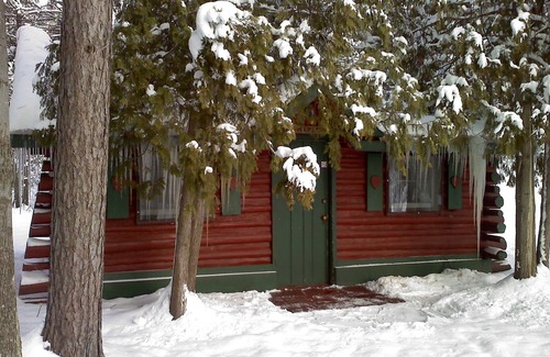 Grawn Cabin | Ellis Lake Resort - Maple Log Cabin-Interlochen/Traverse City