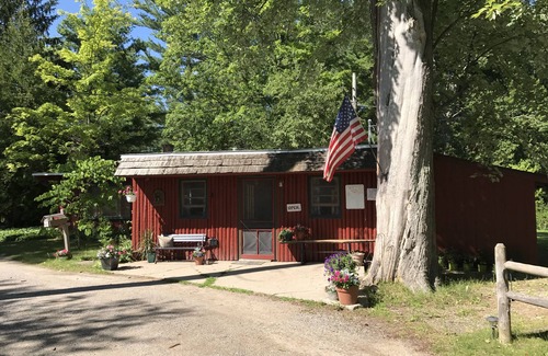 Grawn Cabin | Ellis Lake Resort - Spruce Log Cabin-Interlochen/Traverse City