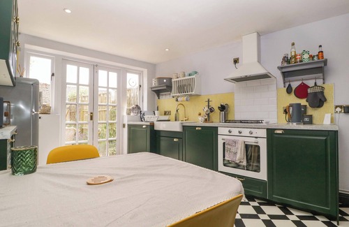 Moreton-in-Marsh Cottage | ELM COTTAGE, pet friendly, with open fire in Moreton-In-Marsh