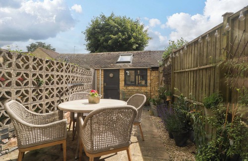 Moreton-in-Marsh Cottage | ELM COTTAGE, pet friendly, with open fire in Moreton-In-Marsh