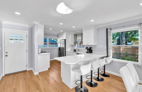 Elmhurst Apartment | Elmhurst Gem – Ideal Mid-Term Rental, Top Location