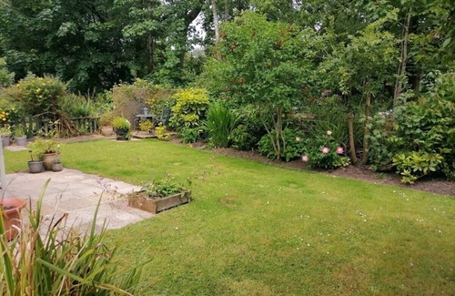 St Leonards-On-Sea Apartment | Elmvale - 2 bedrooms with decking sleeps 4