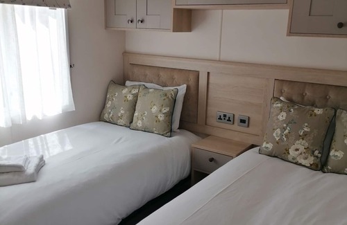 St Leonards-On-Sea House | Elmvale - 2 bedrooms with decking sleeps 4 (D/F)