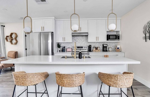 Southwest Anaheim House | Elsa's Enchanting Escape 8 minutes to Disney & Convention Center