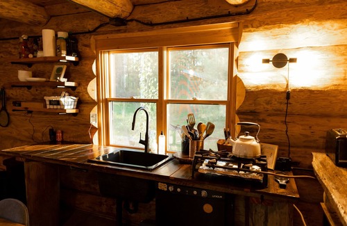 Ely Cabin | Ely Log Cabin - Off Grid+Solar+WiFi - 40 acres to roam