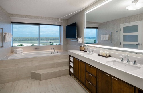 Portland Hotel | Embassy Suites by Hilton Portland Airport