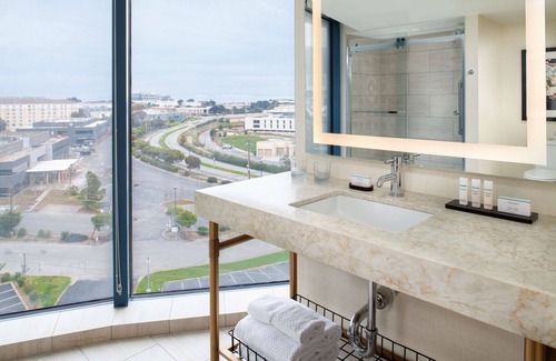 The East Side Hotel | Embassy Suites by Hilton San Francisco Airport Oyster Point