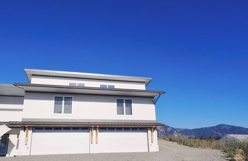 Central Kootenay House | Embedded between Selkirk and Purcell Mountains