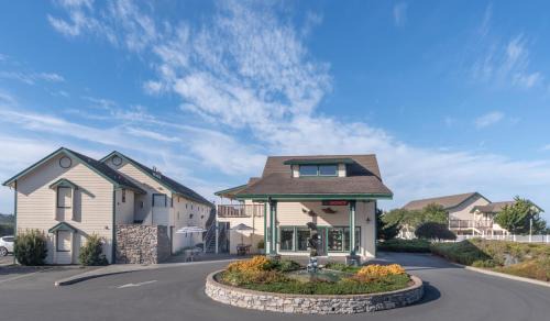Fort Bragg Hotel | Emerald Dolphin Inn & Mini Golf