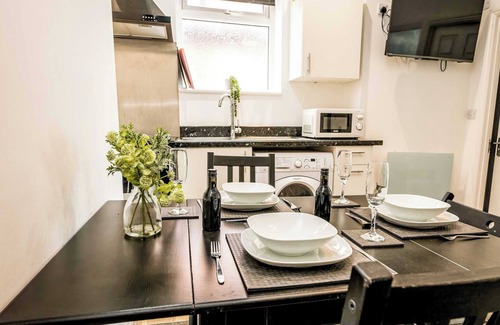 Moseley Apartment | Emerald Suite Moseley Mews by STAE-Homes