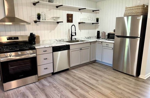 Royal Manor House | Empire - 4 Bed Ranch-Fire Pit - King Bed