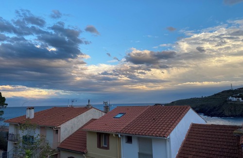 Cerbere House | EN CASA DE MI ABUELOS (or Chez Papi & Mamie) House with private courtyard. Sea view