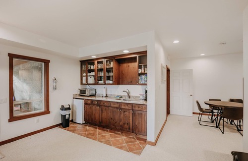 Glacier Apartment | En Suite #15 - Mountain Views - Hot Tub - Pets Ok