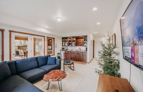 Glacier Apartment | En Suite #15 - Mountain Views - Hot Tub - Pets Ok