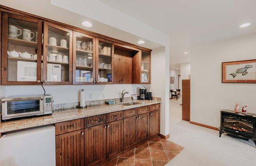 Glacier Apartment | En Suite #15 - Mountain Views - Hot Tub - Pets Ok