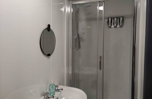 St. Thomas Apartment | En-Suite Double Room, Microwave & Fridge, Smart TV