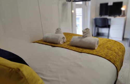 St. Thomas Apartment | En-Suite Double Room, Microwave & Fridge, Smart TV