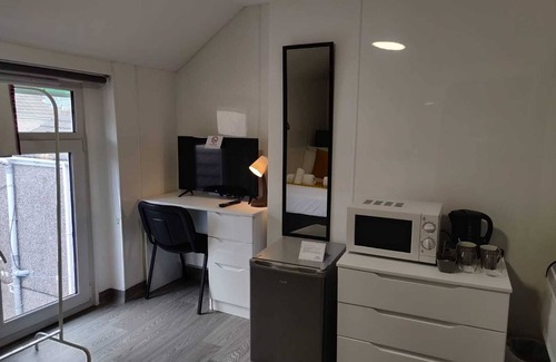 St. Thomas Apartment | En-Suite Double Room, Microwave & Fridge, Smart TV