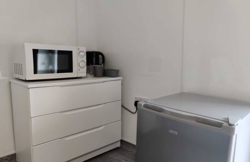 St. Thomas Apartment | En-Suite Double Room, Microwave & Fridge, Smart TV