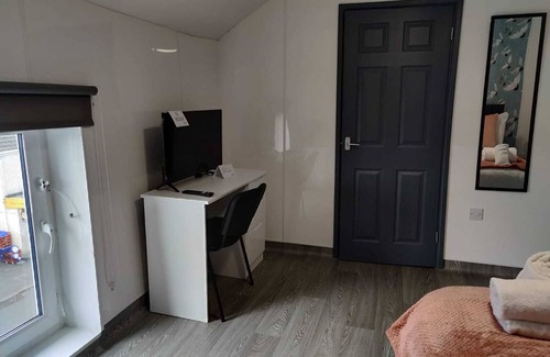 St. Thomas Apartment | En-Suite Double Room, Microwave & Fridge, Smart TV