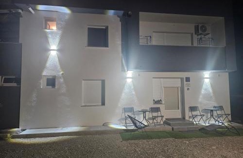 Karlovac Apartment | ENA 1 & 2 -BIG FREE PRIVAT parking - boats vans combi truck etc -cca 2000m2