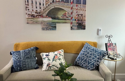 La Loma Apartment | Enchanted Venetian Loft/entire 2nd floor