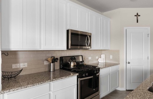 Hutto House | Enchanting 4BR Gem with Sunlit Backyard in Hutto