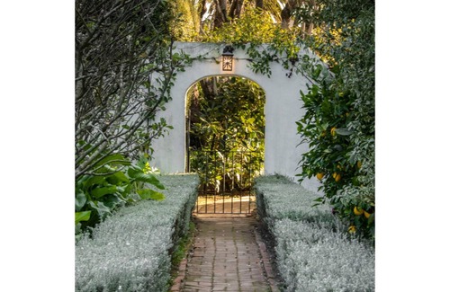 Hedgerow House | Enchanting Montecito estate with a sparkling swimming pool!