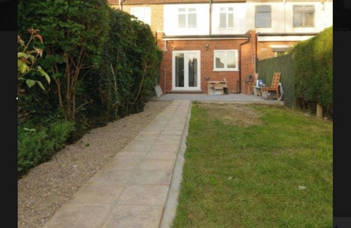 Enfield Highway House | Enfield EN3, 5 Bed Full House, off Street Parking, massive Garden, large kitchen